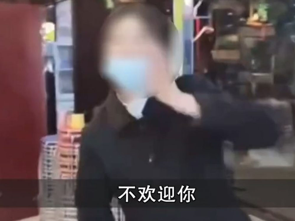 該自助餐廳服務員表示不歡迎康先生再次光顧。