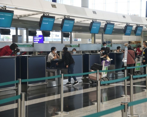 國泰航空與國泰港龍航空於4月份合共載客13729人次。