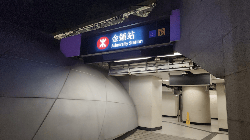 今日（5日）凌晨1時30分許，港鐵金鐘站L5層南港島線一條扶手電梯突然冒煙。黎志偉攝