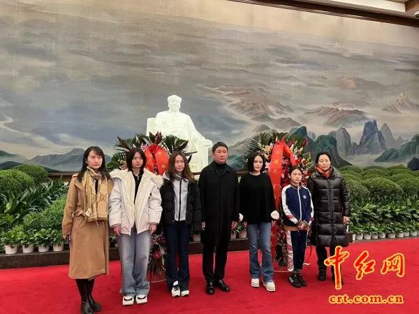 毛泽东外孙王效之（左四）、王伟（右三）夫妇率家人来到毛主席纪念堂奠拜。　中红网