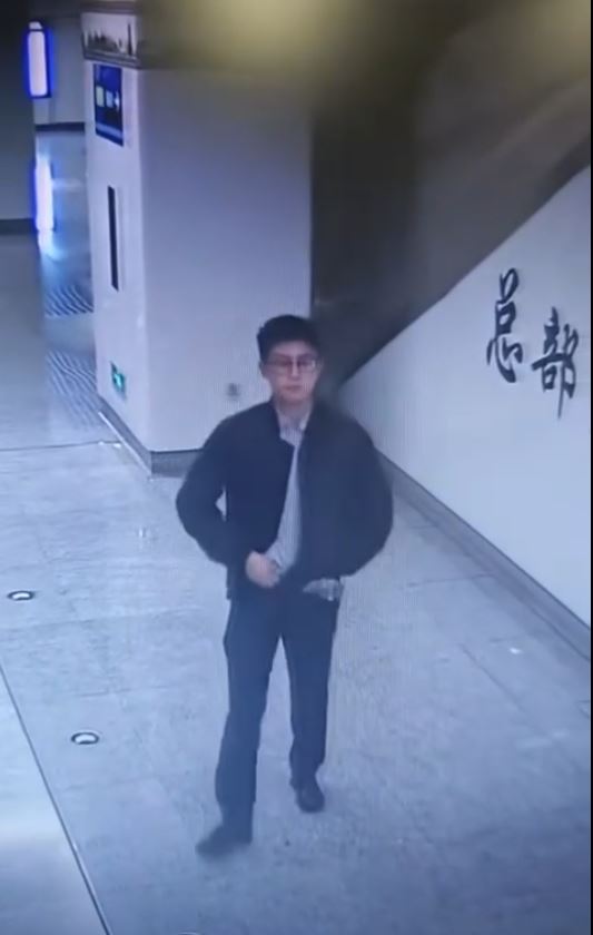 廣西地鐵有年輕男乘客在月台大便。