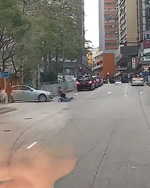 單車漢站起來。fb車cam L（香港群組）Lisa Wong影片截圖