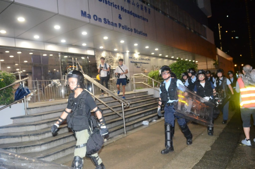 防暴警到場清場。