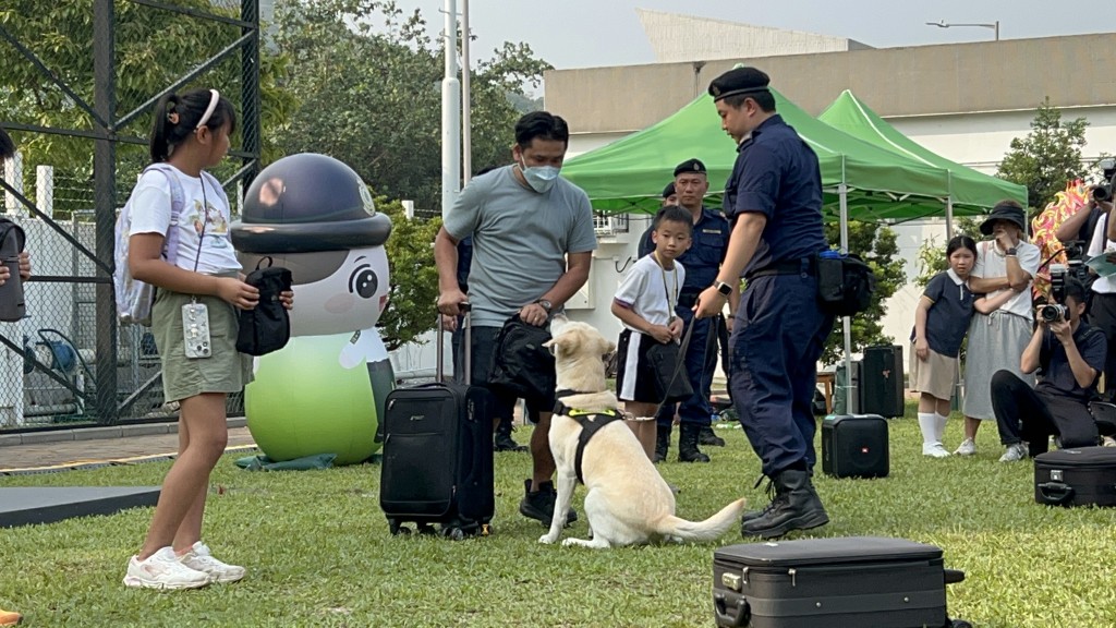 現場有海關搜查犬搜查違禁品的示範。
