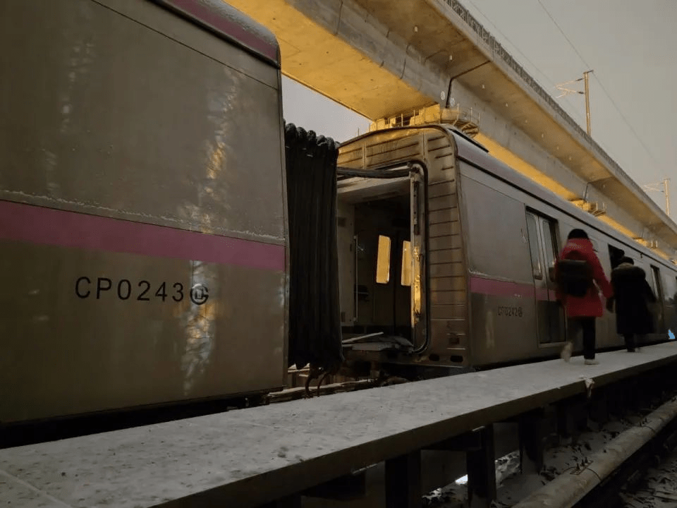 车上乘客沿著铁轨向西二旗地铁站方向步行出站。 经济观察报