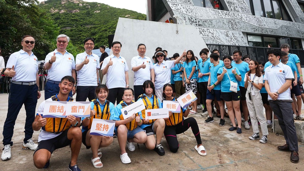 一眾嘉賓與青年在「香港青年協會賽馬會赤柱戶外訓練營」前合照。