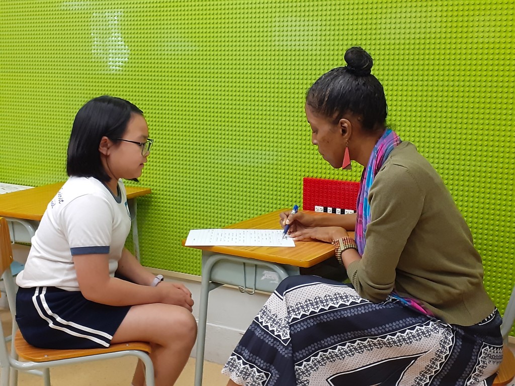 外籍老師會指導學生完成自我介紹內容，增加學生參與中學面試時的信心。（圖片來源：受訪者提供）