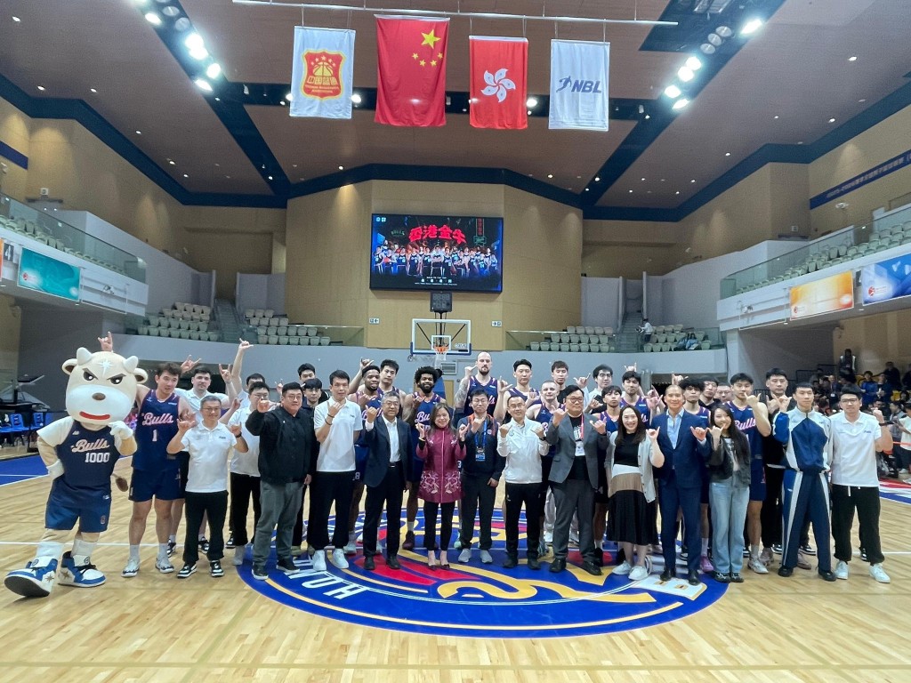 文體旅局局長羅淑佩到荃灣體育館看「香港金牛」主場迎戰「安徽皖江龍」的NBL賽事。