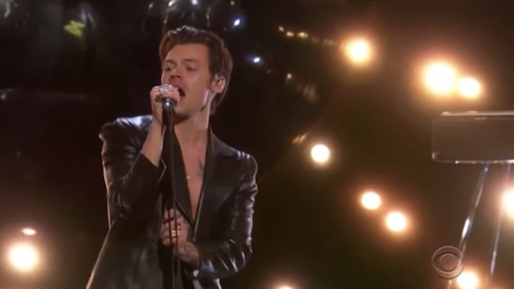 Harry Styles以開胸西裝Look示人。