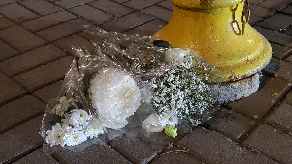 有市民到现场献上白花悼念。
