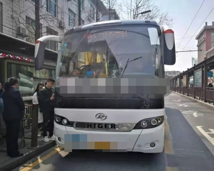 巴士司機事後縫了不少針。網圖