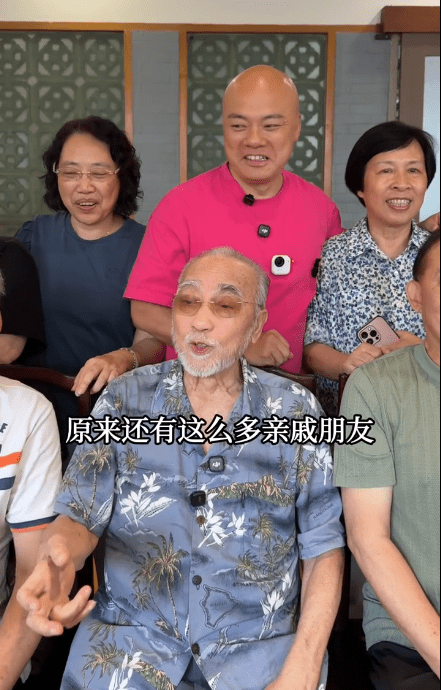 盧海鵬早前回內地探親場面好熱鬧。