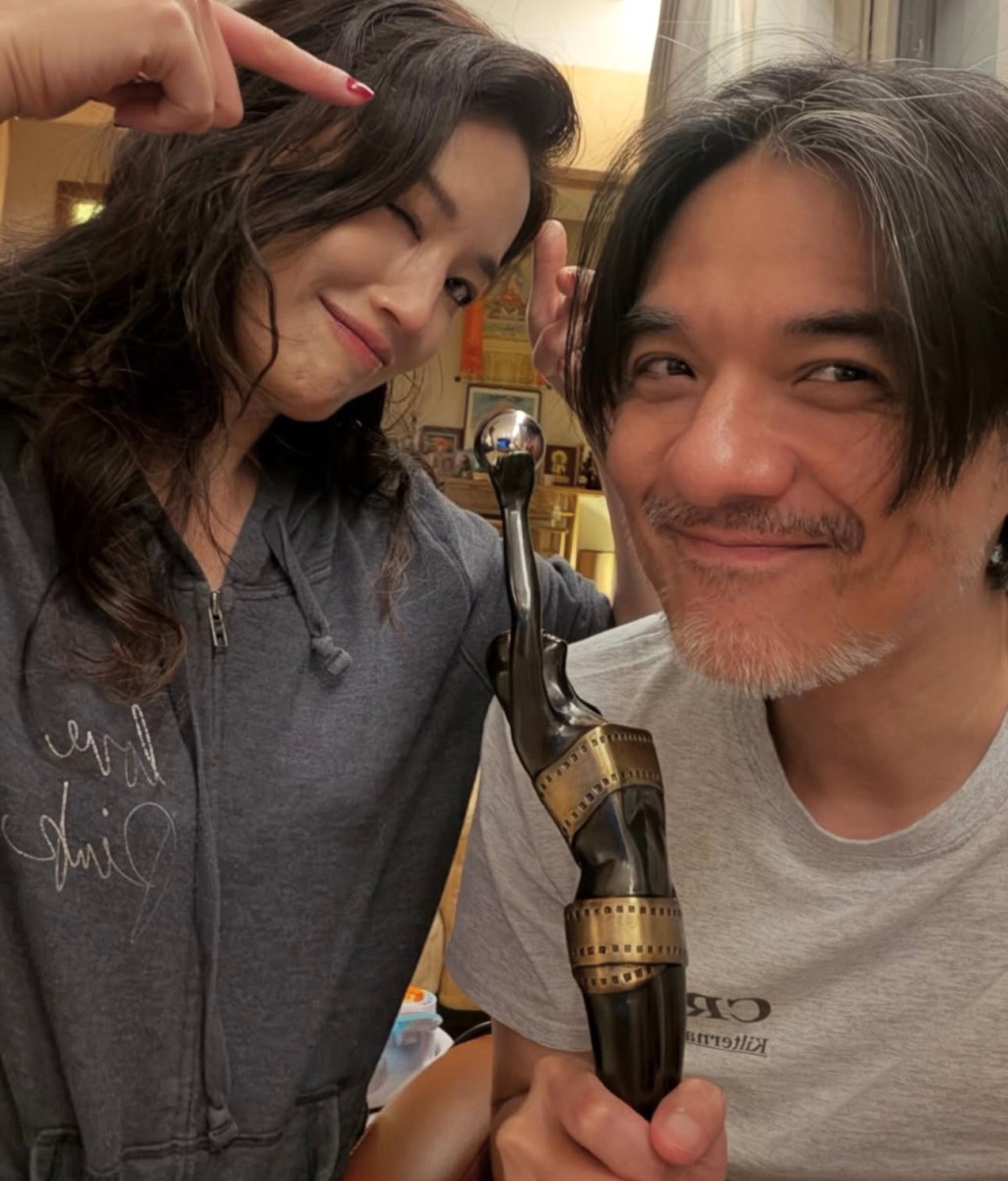 舒淇公開晒獎，同老公馮德倫甜蜜合照。