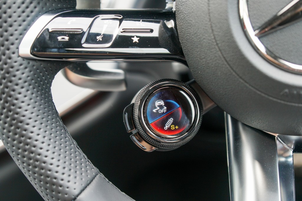 充電混能平治Mercedes-AMG E 53 HYBRID 4MATIC+本地試駕:扭轉左右軚盤按鈕可直接切換至不同系統,輕鬆進行各項合適設定。