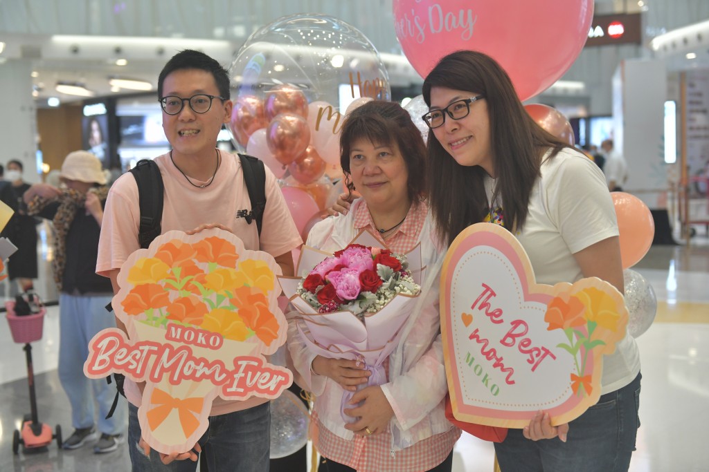 陳太同女兒在商場內寫有「Happy Mother's Day」的氣球前拍照留念。陳極彰攝