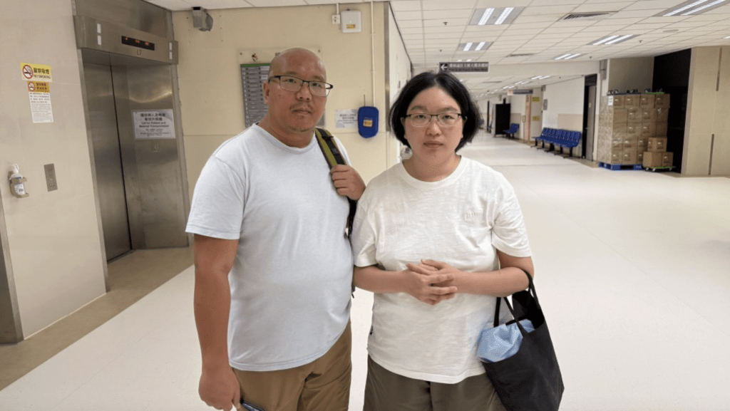 Danny日前發燒入院，父母趕往醫院探望。