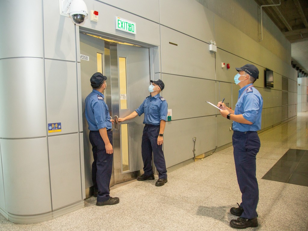 消防處人員檢視出口指示牌及視像警報系統。消防FB
