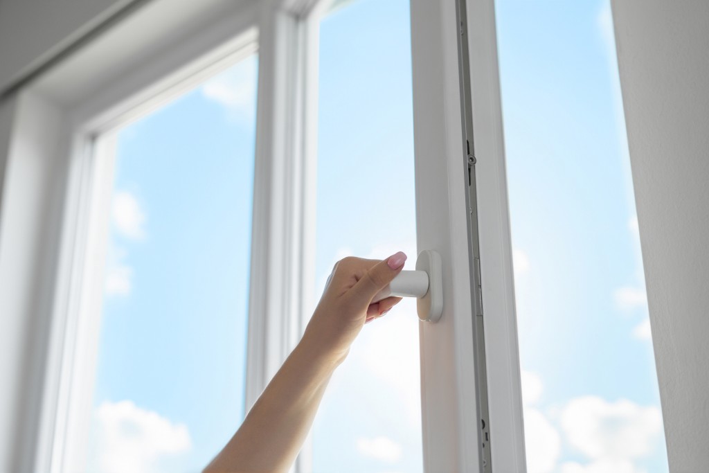 在极端潮湿天气时关上窗户，可减少湿空气流入室内。