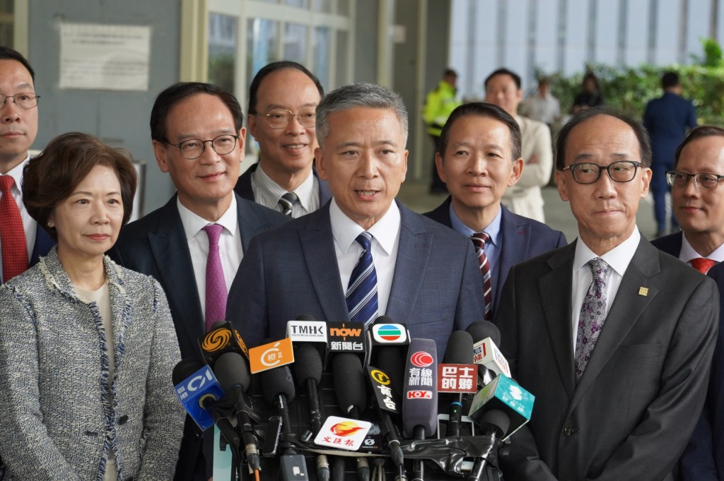 姚柏良轉跑道參選選委界，獲跨界別支持。