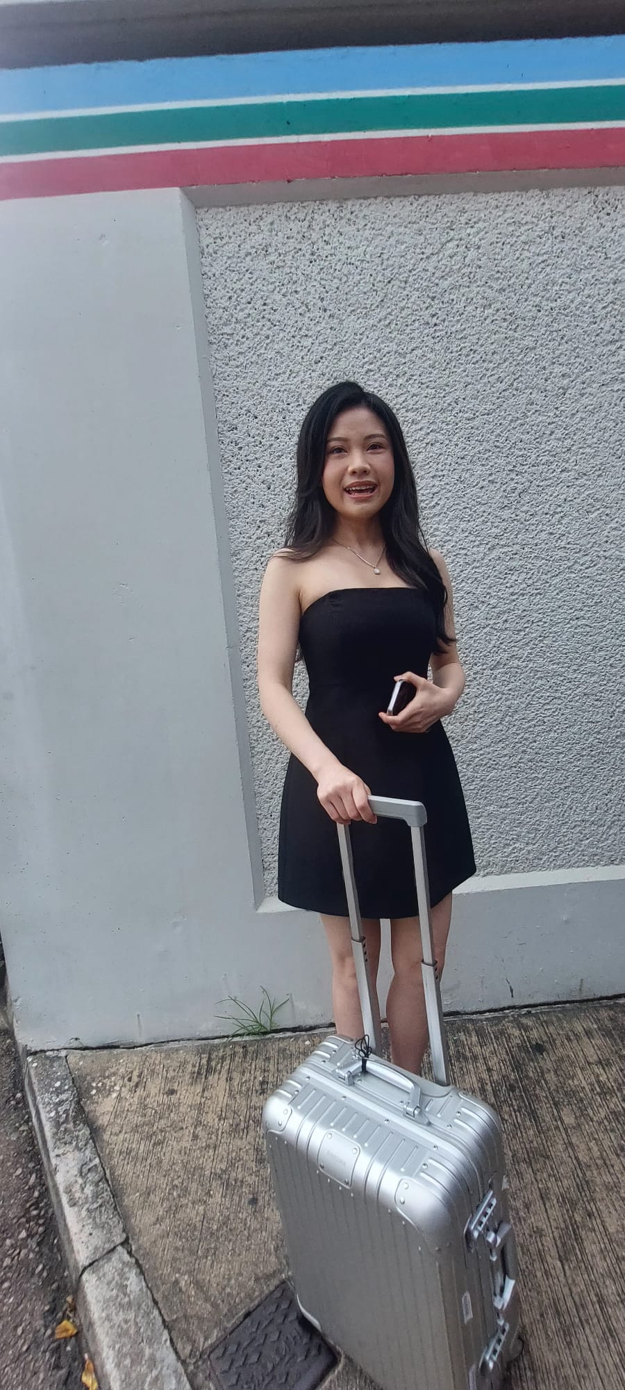现年23岁的Chloe，来自贵阳的她，表示现居于香港，亦对穿著泳装有信心。