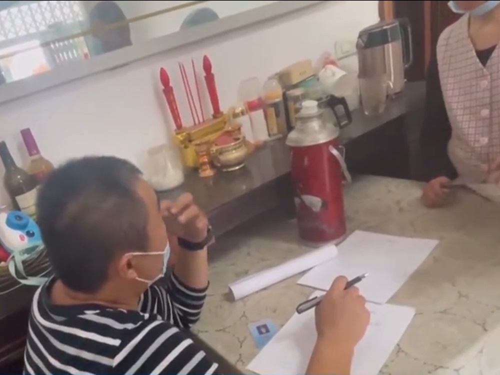 住宅内所有狗只已被移走，但住户承认该处过去确曾屠狗。网上影片截图