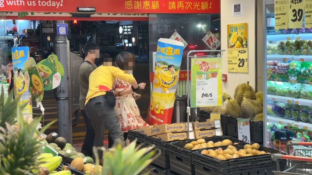 雙方拉拉扯扯,糾纏多時。 雙方拉拉扯扯,糾纏多時。