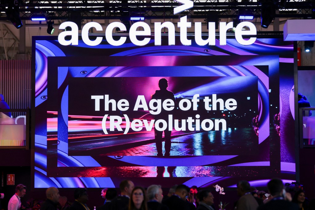 應對經濟不明朗削減開支，Accenture裁員1.9萬人。 路透
