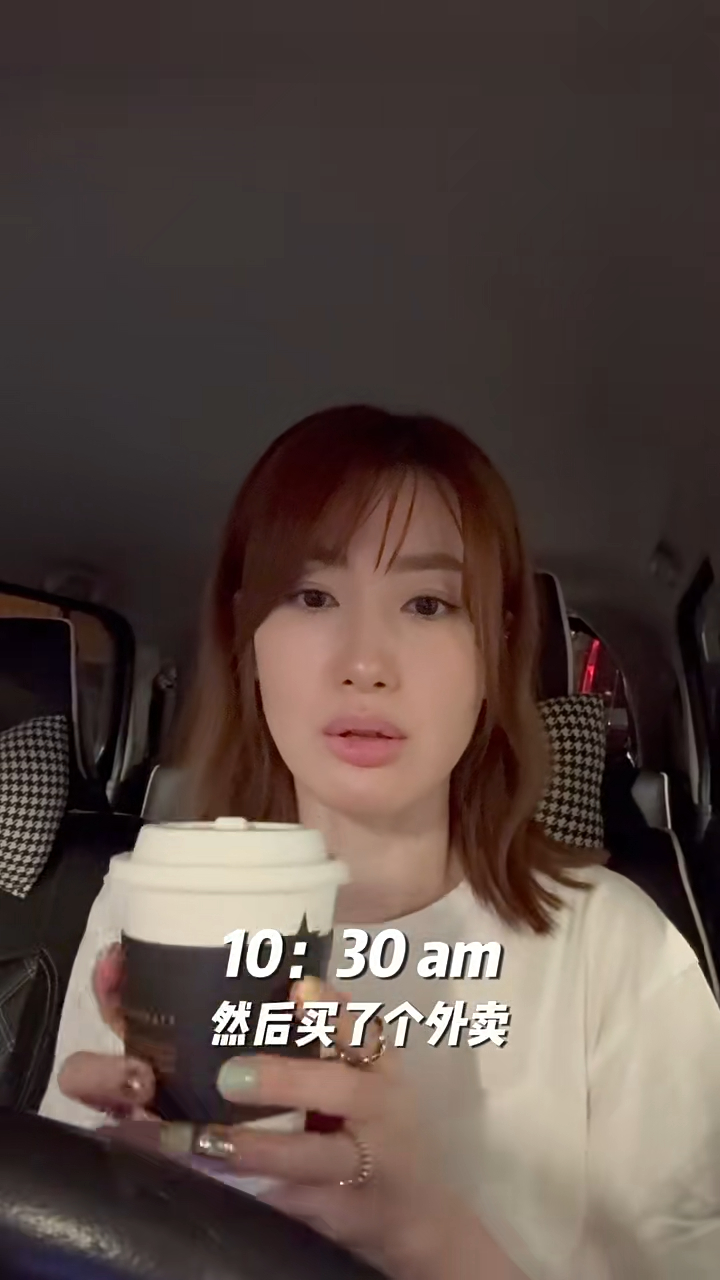 蔣家旻早上8點半已化好妝並出發做造型,其後就在車上用餐及補妝,鏡頭一轉換上一身淺粉色背心的蔣家旻熱情地揮手打招呼,並介紹自己的穿搭。 蔣家旻早上8點半已化好妝並出發做造型,其後就在車上用餐及補妝,鏡頭一轉換上一身淺粉色背心的蔣家旻熱情地揮手打招呼,並介紹自己的穿搭。