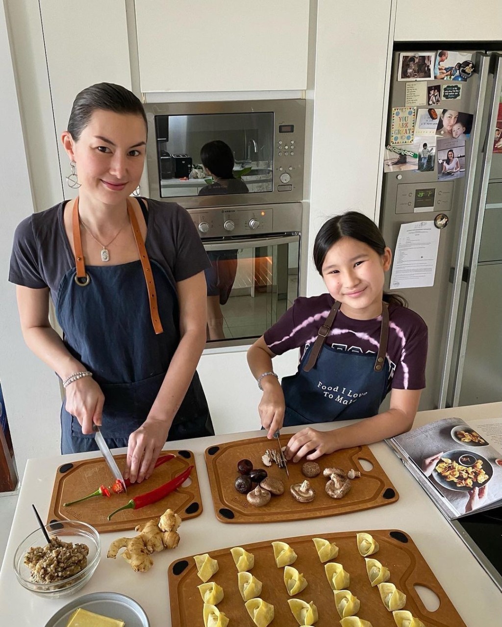 Danielle闲时与子女一起享受下厨乐。