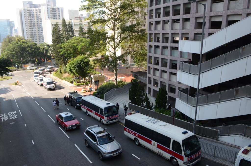 防暴警藍田票站外戒備。