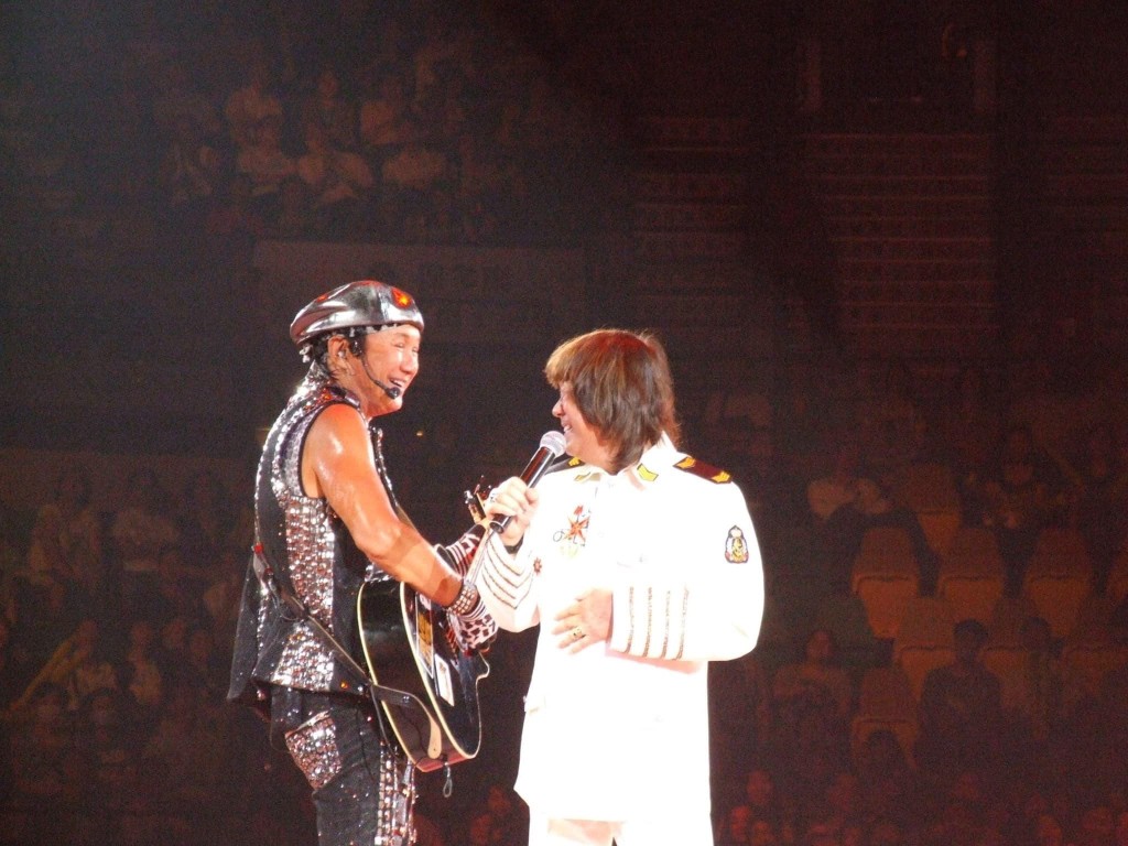 许冠杰（左）分享了与哥哥许冠英的演唱会台上表演的照片。