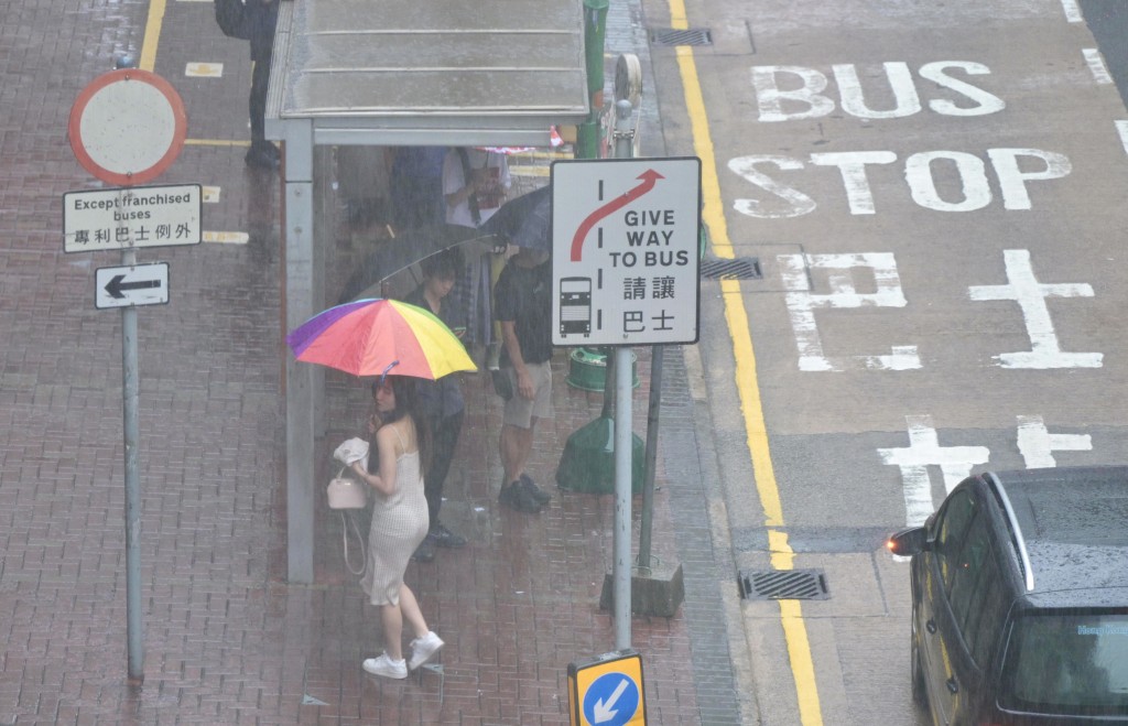 颱風樺加沙路徑對香港有嚴重威脅。蘇正謙攝 颱風樺加沙路徑對香港有嚴重威脅。蘇正謙攝
