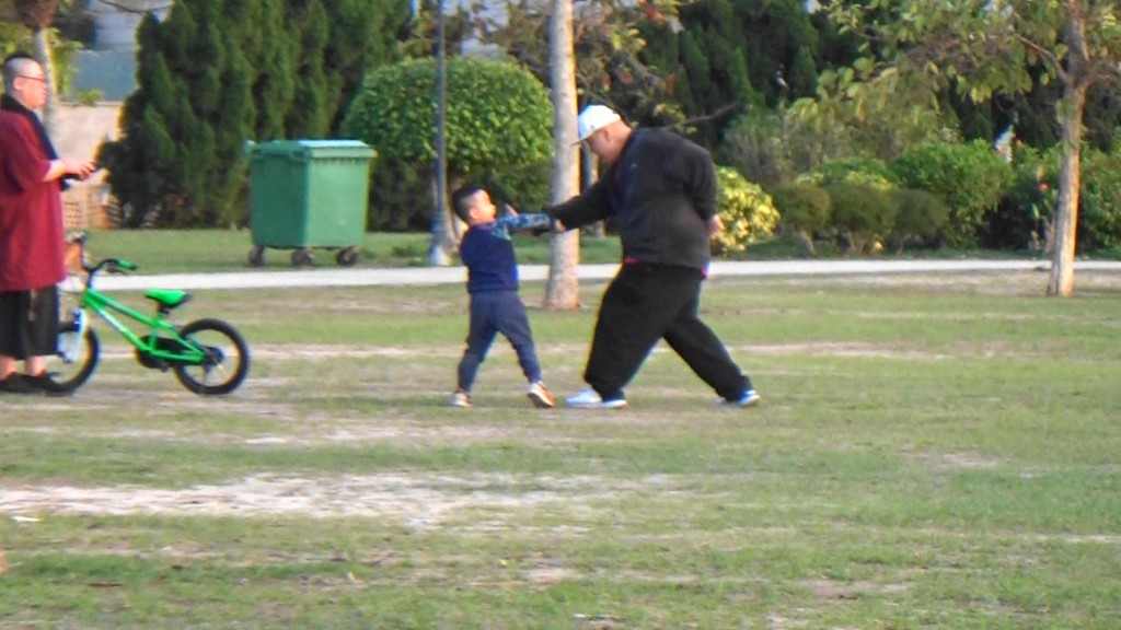 兩父子踩完車就玩推嚟推去。