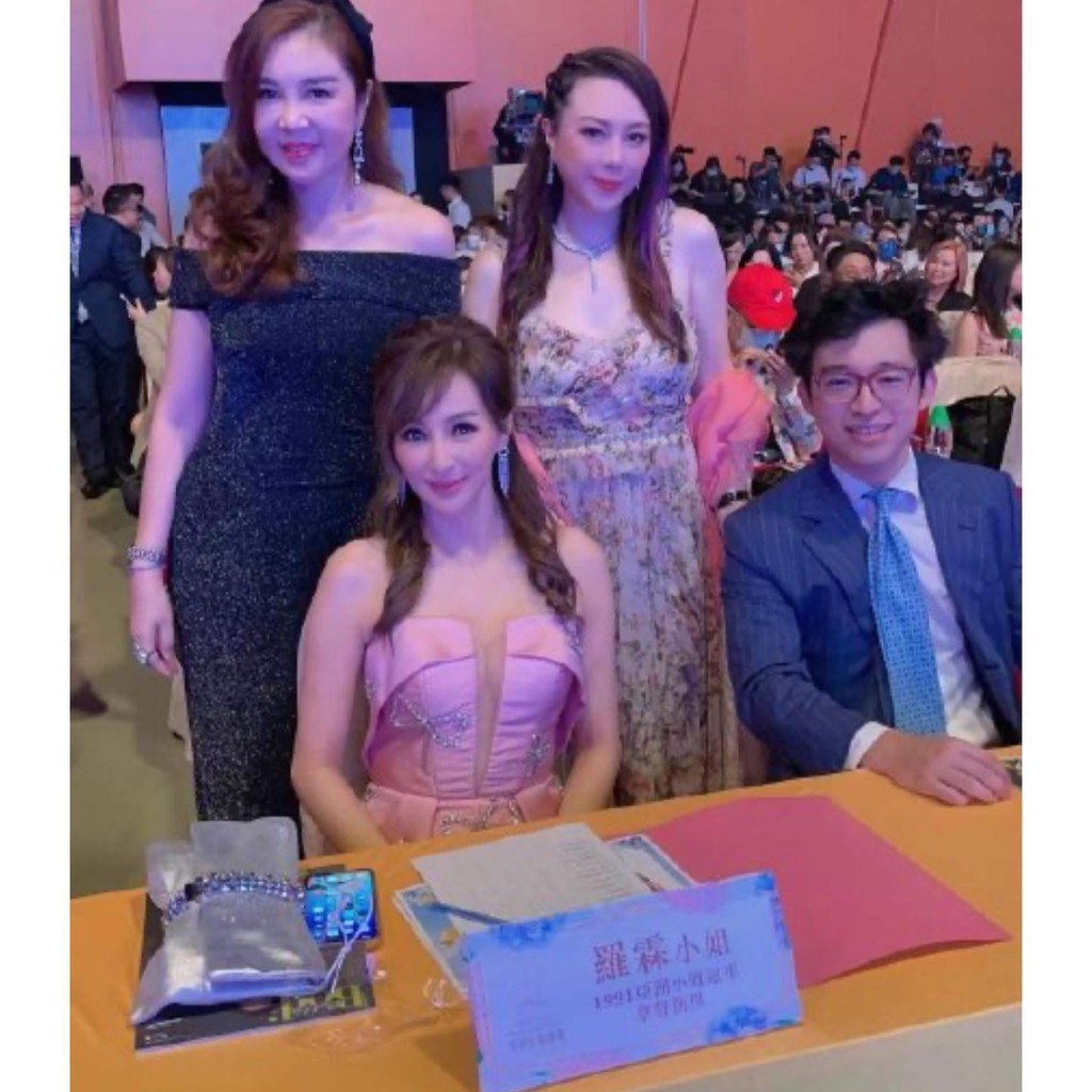 林作连环贴出《亚洲小姐竞选2021》决赛夜旧照。