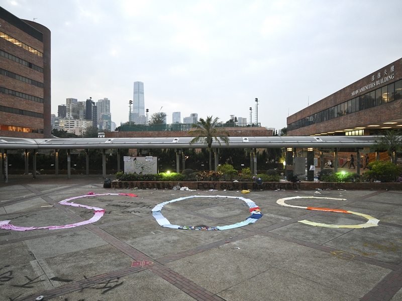 校內一片狼藉。