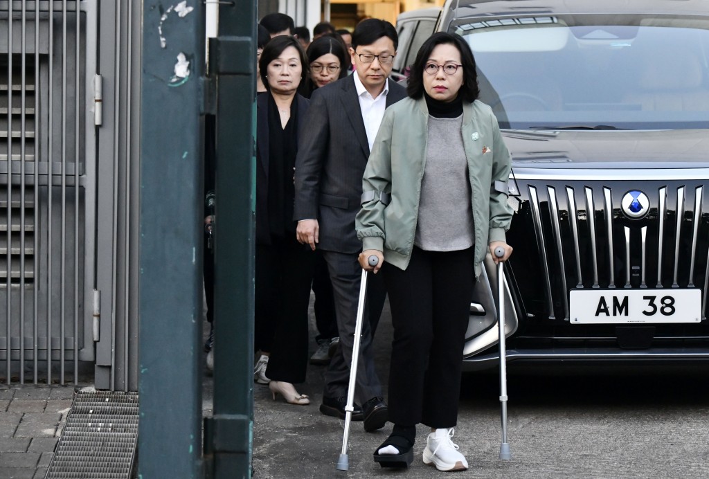 民政及青年事務務局長麥美娟則在去年底右腿受傷，需使用拐杖出入。資料圖片