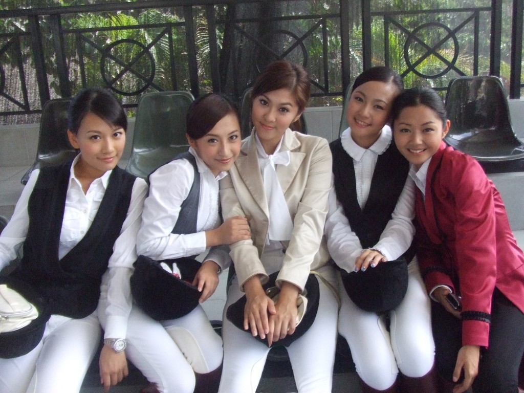 关宛珊2008年与龚嘉欣、李蕴等拍无綫偶像剧《盛装舞步爱作战》。