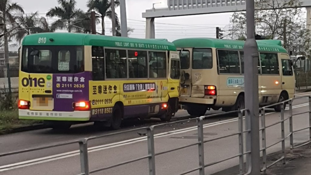 沙田亞公角街兩小巴相撞 7人受傷。馬路的事 (即時交通資訊台)FB