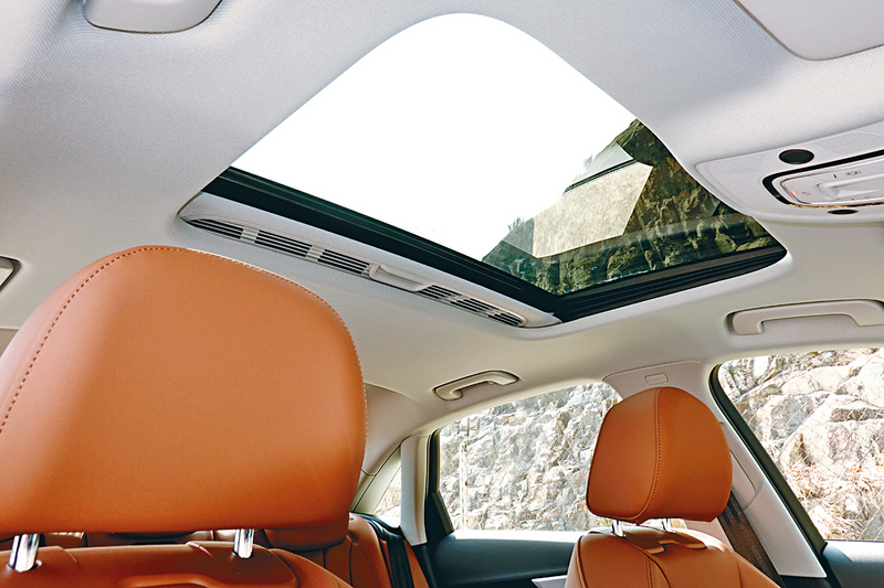 ●電動天窗為標準項目。