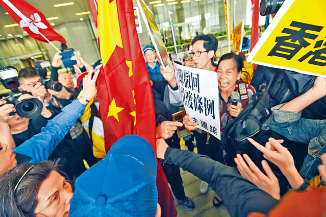 ■《逃犯條例》修訂引起各方爭議，早前正反兩陣在立會外示威區爭吵。　