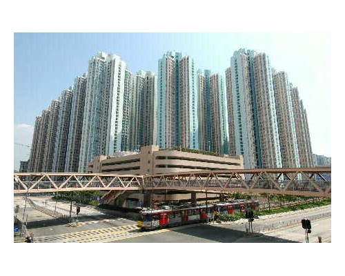 天富苑附近有鐵路站及巴士綫連接市區，交通方便。
