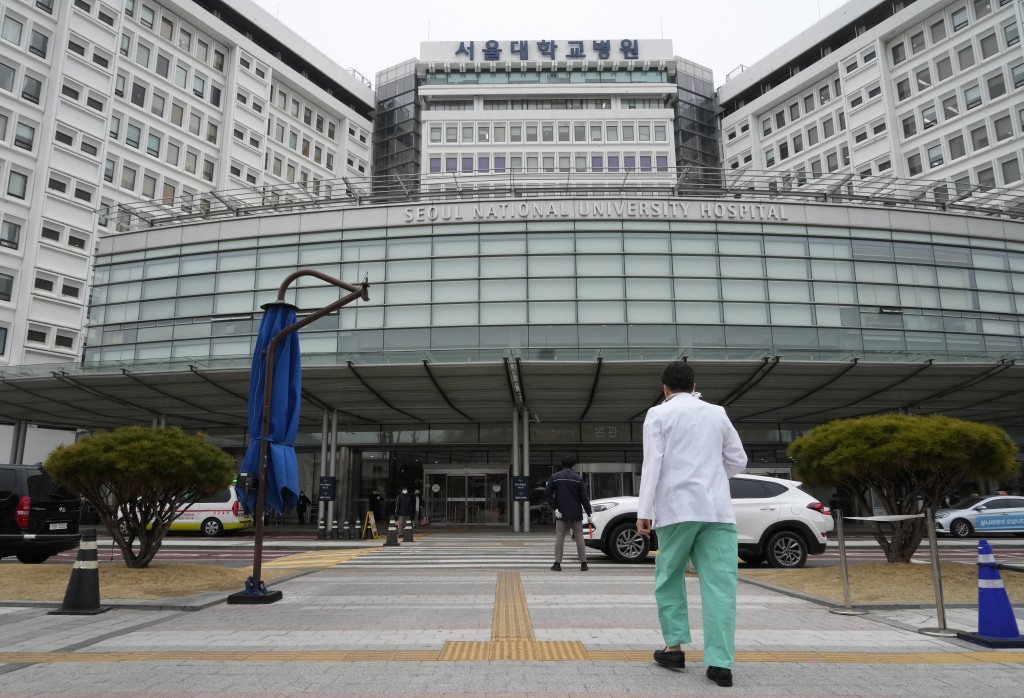 南韩政府拟增千名医学院教授，提高教学质素。美联社