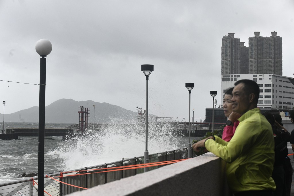 台风泰利：8号风球下杏花邨海傍一带有市民追风。（禇乐琪摄）
