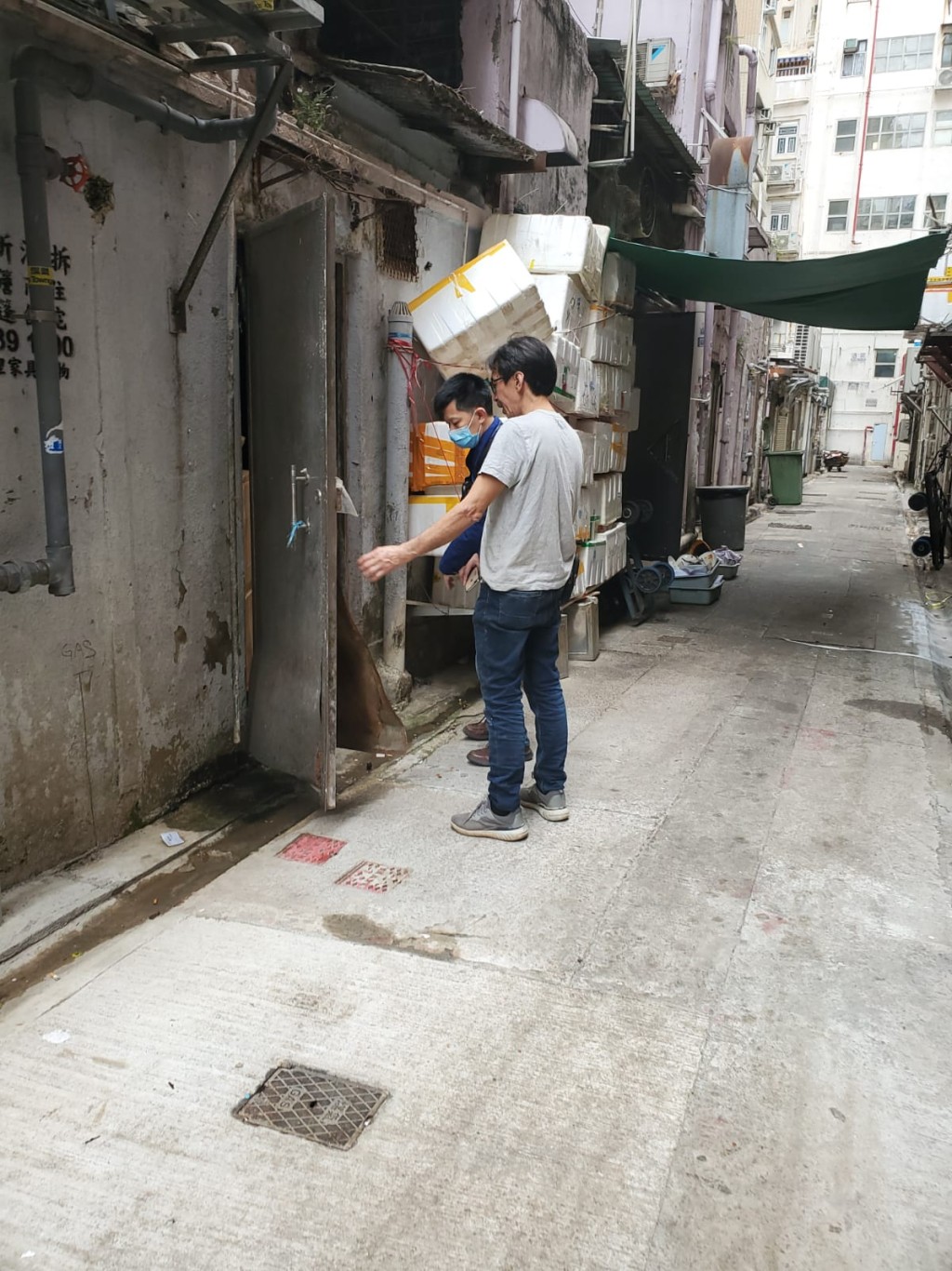 旺角雜貨店遭爆竊,賊人疑從後門撬開鐵閘進入。 梁國峰攝