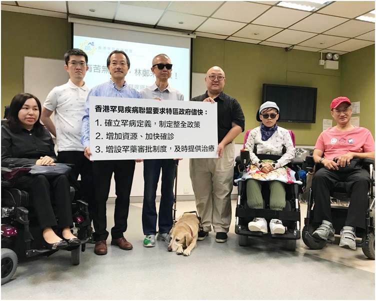 曾建平(左四)、鍾侃言(左五)。