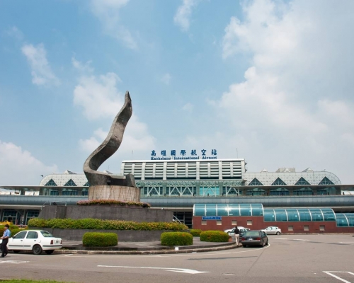 毒品通緝犯竟然在入境廊長時間逗留後，懷疑在架空橋打開逃生窗躍下。