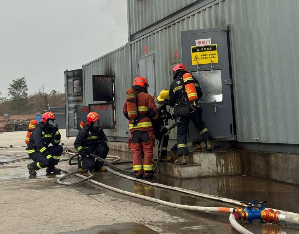 教官帶領學員進入模擬火場實操訓練。