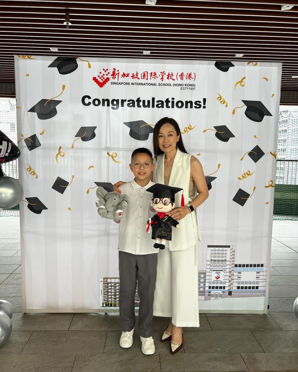 媽媽姚瑩瑩出席兒子的畢業禮。
