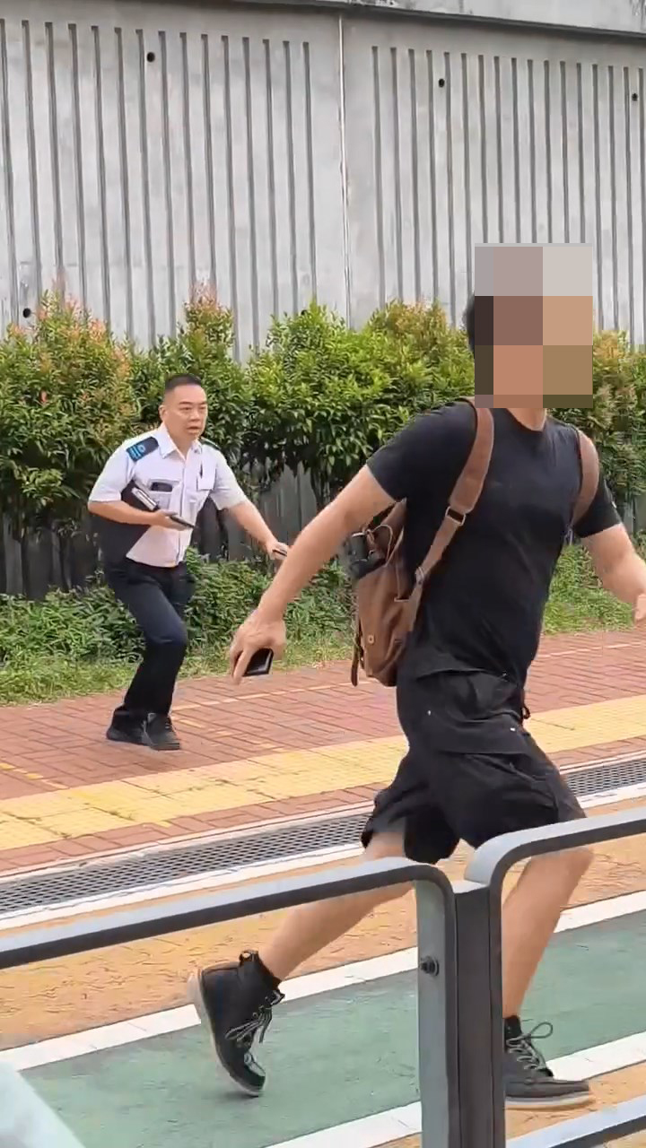 食環署人員隨即尾隨,並大聲喝令「唔好走!企喺度!」網上片段截圖 食環署人員隨即尾隨,並大聲喝令「唔好走!企喺度!」網上片段截圖