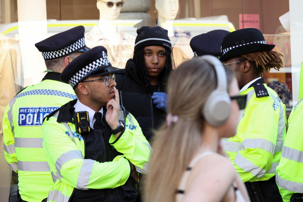 伦敦警察和抢店青年在街头混战。　路透社